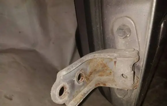 Hyundai Sonata Front door upper hinge