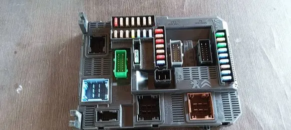 Peugeot 308 Fuse module 9807054180 E1111754 20150319