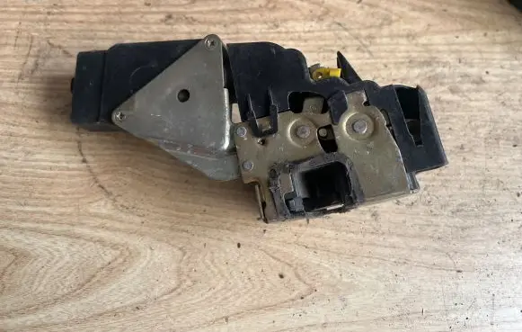 Mitsubishi Carisma Front door lock