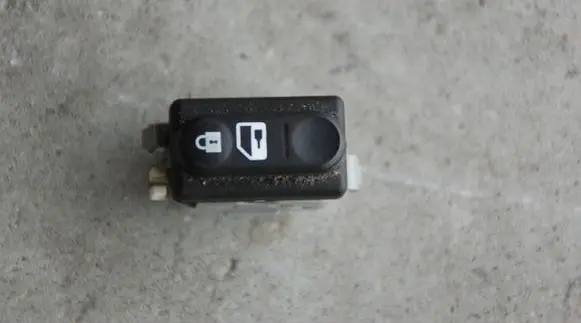 Nissan Qashqai Tailgate/trunk/boot open switch 131KM