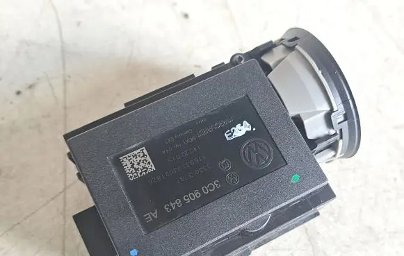 Volkswagen PASSAT B7 Ignition lock 3C0905843AE