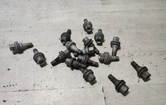 Peugeot 2008 II Nuts/bolts 