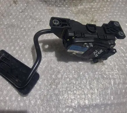 Accelerator throttle pedal