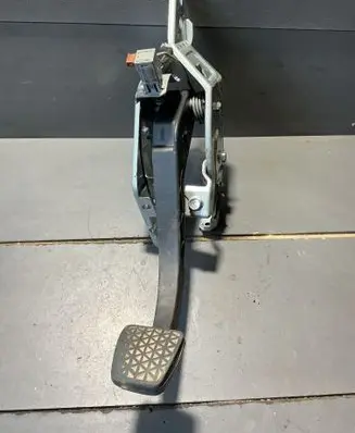 Opel Astra H Clutch pedal 28870