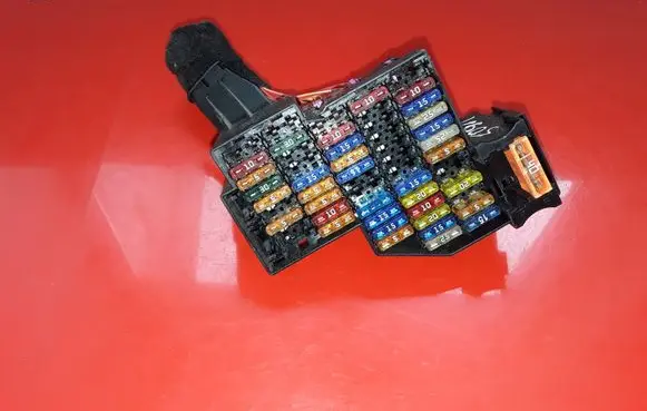 Volkswagen Touareg I Fuse module 7L0941828 7L0941824
