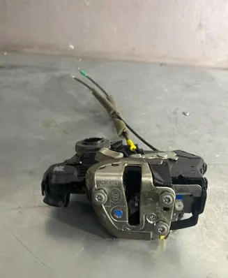 Toyota Corolla Verso AR10 Front door lock A046693
