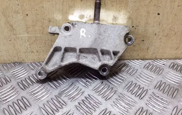 KIA Sorento Engine mounting bracket