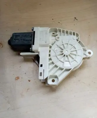 Rear door manual window regulator