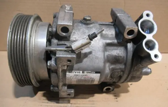 Dacia Sandero Air conditioning (A/C) compressor (pump) 926006229