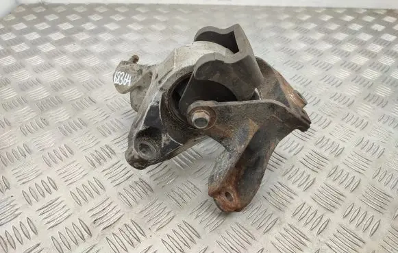 Honda FR-V Engine mount bracket
