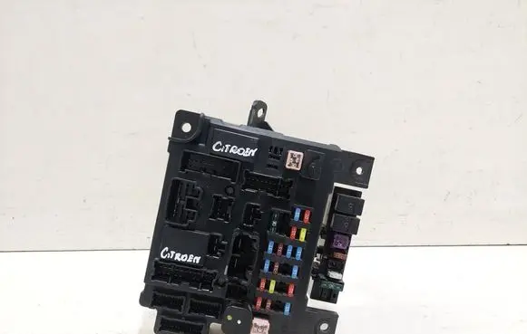 Citroen C-Crosser Fuse module 8637A643 51945J236 L8637002A