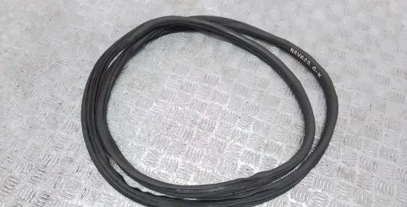 Nissan Navara D40 Rear door rubber seal (on body) 