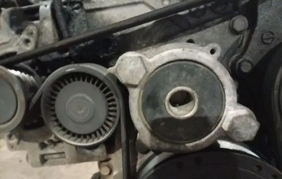 Toyota Auris 150 Generator/alternator belt tensioner