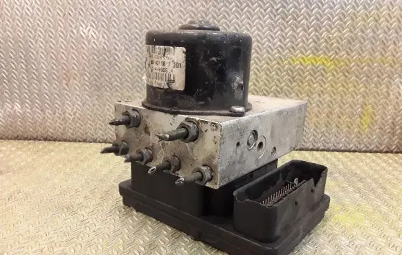 Mercedes-Benz C W203 ABS Pump 2034310812 2095452532