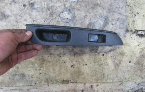 Nissan Note (E12) Quarter vent window switch KRIS235789