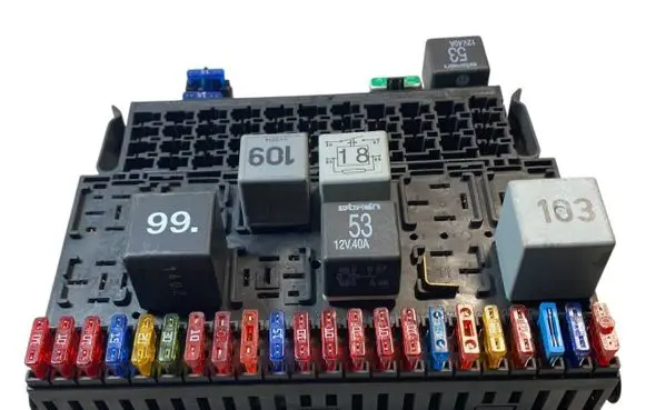 Volkswagen Transporter - Caravelle T4 Fuse module 7D0937517 357937039