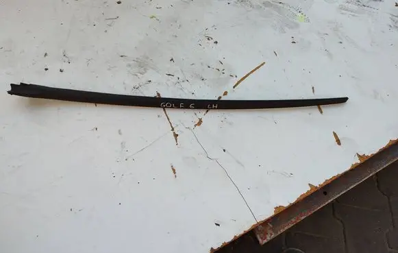 Volkswagen Golf VI Windshield trim 5K0854319