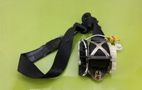 Volkswagen PASSAT B6 Front seatbelt 33042932H