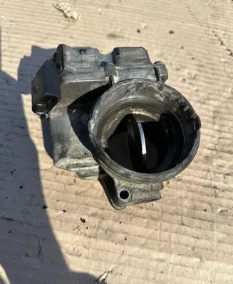 Volkswagen Golf Plus Throttle valve 03G128063C