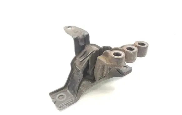 Chevrolet Captiva Engine mount bracket