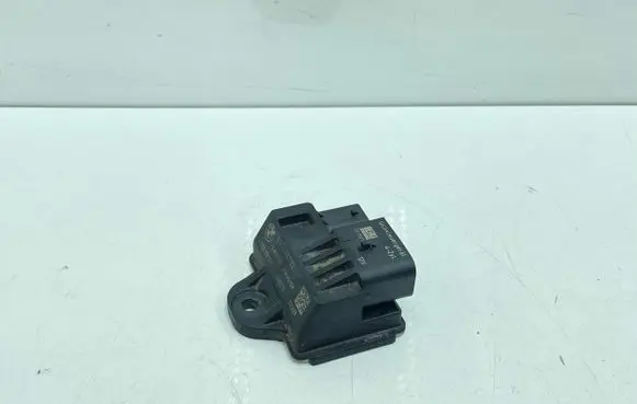 BMW 4 F32 F33 Glow plug pre-heat relay 8570087 140221 0522120103