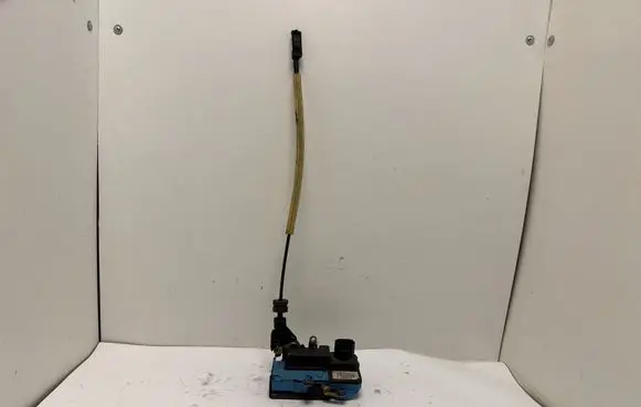 Volvo V70 Front door lock 8650544