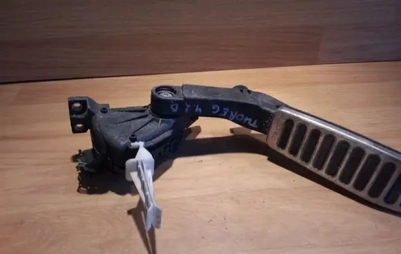 Volkswagen Touareg I Accelerator throttle pedal 6PV00802624 7L0723507