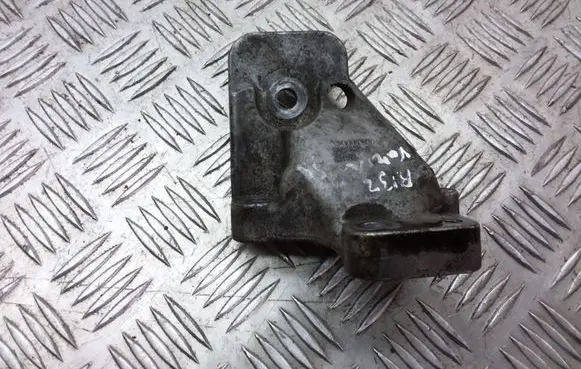 Volvo V70 Engine mounting bracket 8634123