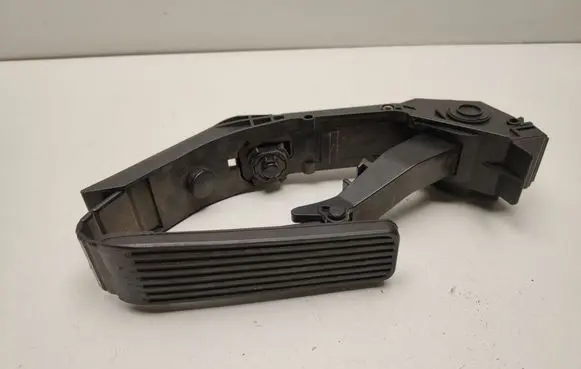 Accelerator throttle pedal