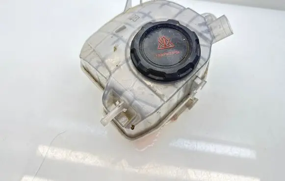 Volkswagen Golf VIII Coolant expansion tank/reservoir 5WA121407E