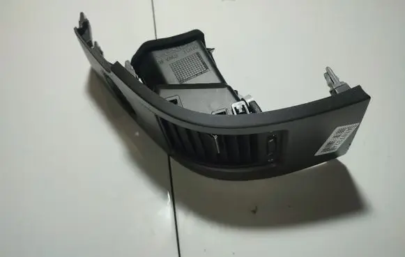 Honda CR-V Dash center air vent grill 9762M0010