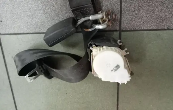 Audi A3 S3 8P Rear seatbelt 8P0857740B 33029893