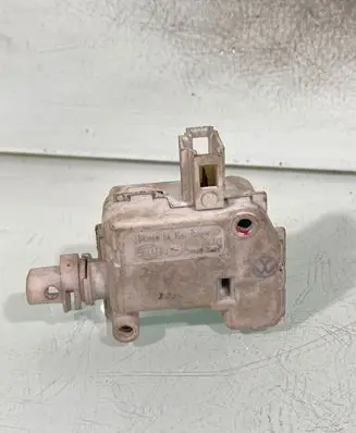 Volkswagen Golf IV Central locking motor 