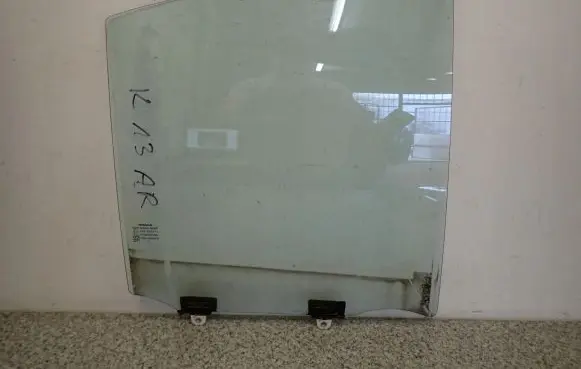 Nissan Micra Sliding door window/glass 