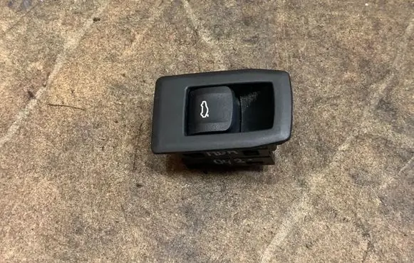 BMW 3 G20 G21 Tailgate/boot open switch button 7477674