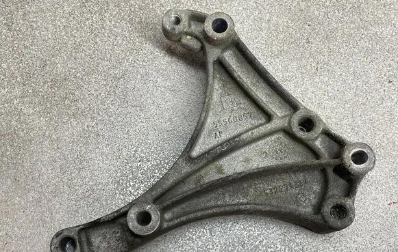 Opel Corsa D Engine mounting bracket 55568857