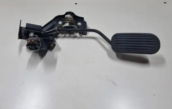 Accelerator throttle pedal