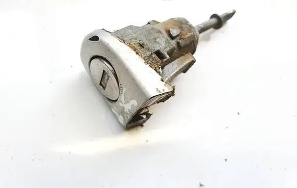 Volkswagen PASSAT B5 Front door lock (next to the handle) 