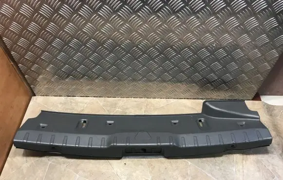 Trunk/boot sill cover protection