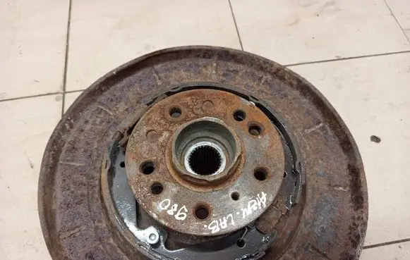 Rear wheel hub spindle/knuckle