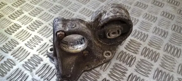 Peugeot 406 Engine mount bracket 96133053