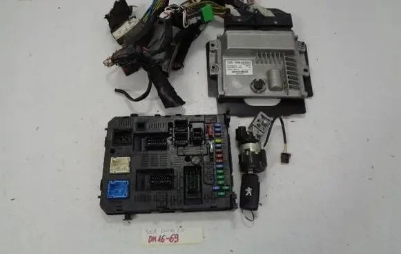 Peugeot 3008 I Engine ECU kit and lock set 9808270880 9804828580 28402641