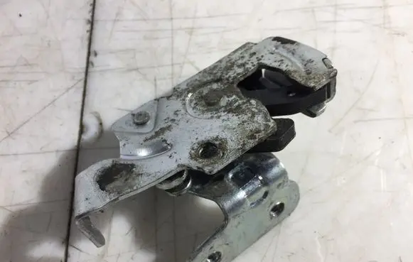 Loading door lock