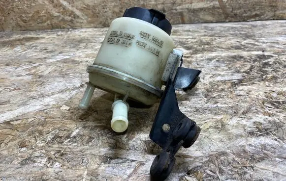 Infiniti G37 Power steering fluid tank/reservoir