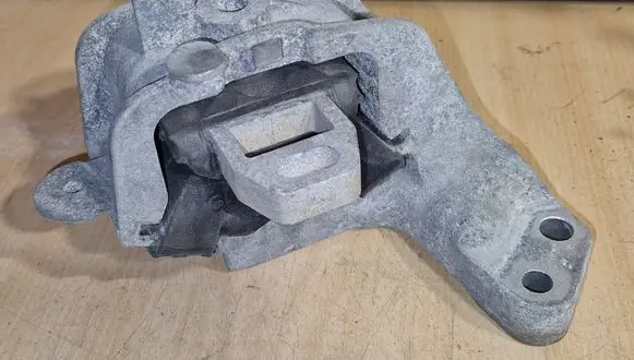 Peugeot 508 Engine mount bracket 
