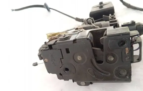 Volkswagen PASSAT B5 Rear door lock 3B4839015A