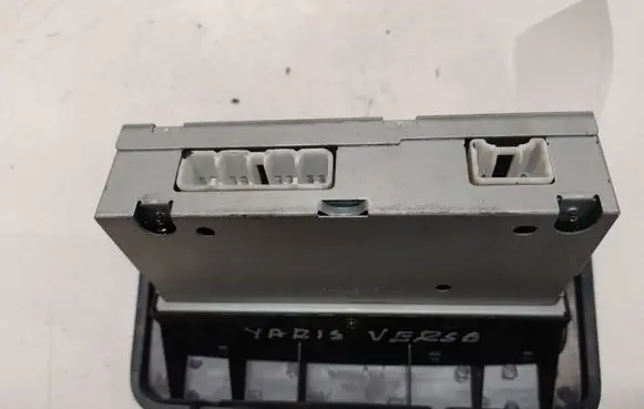 Toyota Yaris Verso Radio/CD/DVD/GPS head unit 8611052030C0 CNTS0920A