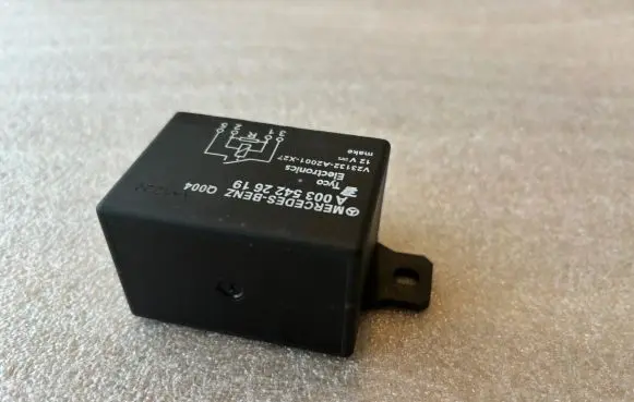 Mercedes-Benz C W204 Battery relay fuse A0035422619 V23132A2001X27