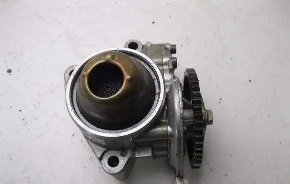 Volkswagen Polo V 6R Oil pump 03D115105G BV173