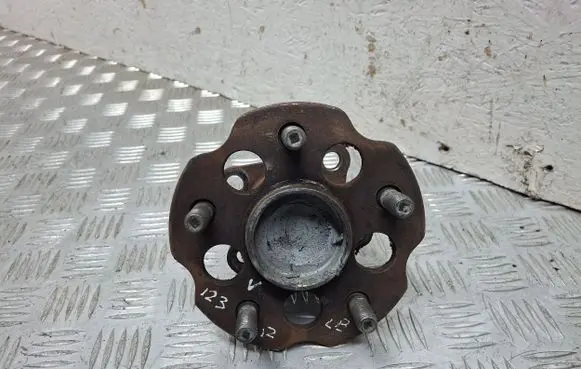 Toyota Verso Rear wheel hub 424500F020